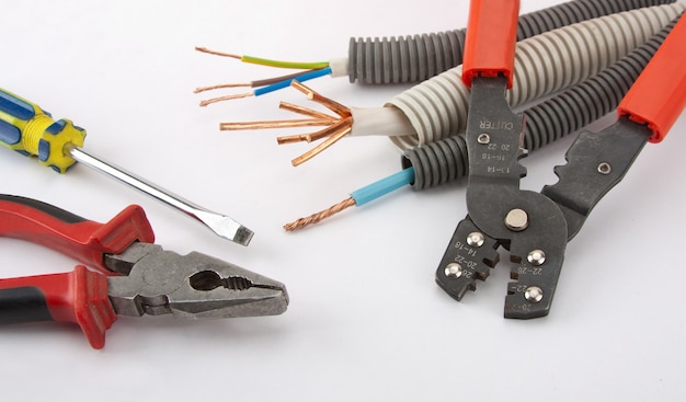 Outils d'électricien. Pinces, câbles, cutter et tournevis