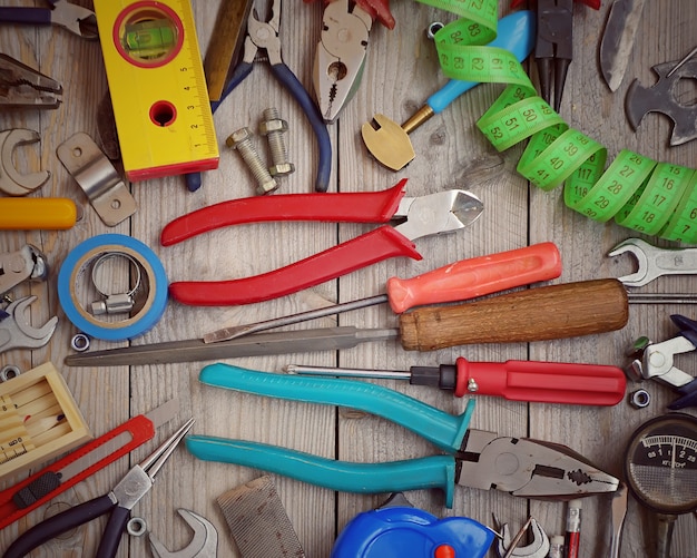 Outils éparpillés sur le plancher en bois, vue de dessus.