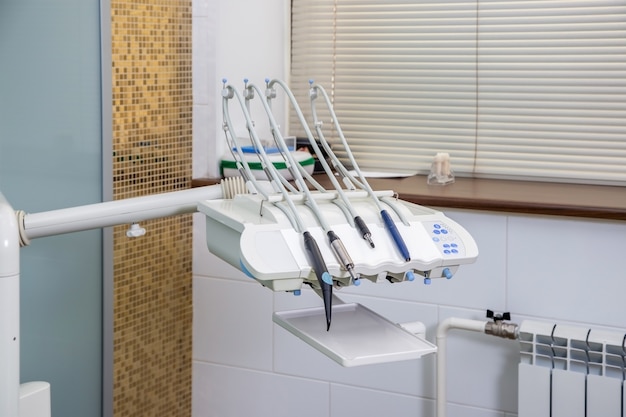Outils d'équipement dentaire blanc pour le traitement et le remplissage des dents dans le cabinet du médecin.
