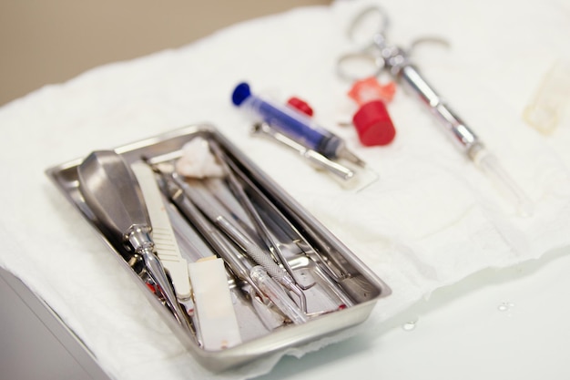 Outils d'équipement médical en métal utilisés pour les soins dentaires des dents pendant la chirurgie de stomatologie, gros plan
