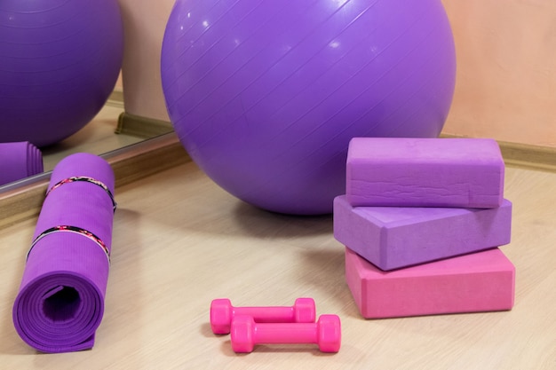 Outils de fitness - cubes, haltères, cubes roses et violets