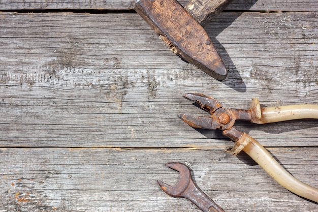 outils sur fond en bois