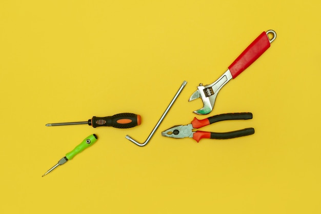 Outils Sur Fond Jaune Isolé