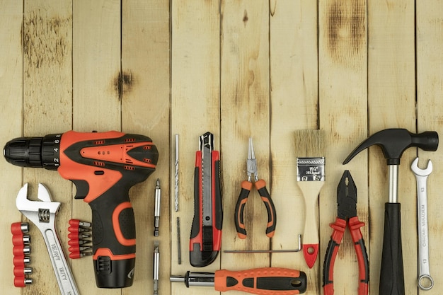 Outils sur fond rustique avec espace de copie