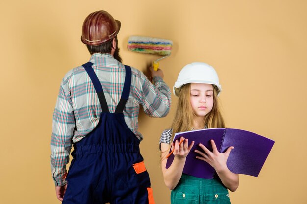 Outils de l'industrie familiale pour l'homme de réparation avec une petite fille assistante d'ouvrier du bâtiment dans l'enseignement de l'ingénierie Paternité fille et père réparant ensemble dans l'atelier Fatigué de travailler