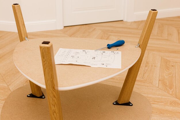 outils et instructions pour assembler une table en bois