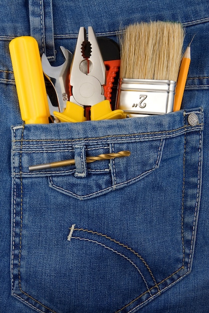 Outils et instruments dans la poche de jeans bleu