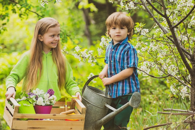 Outils de jardin arrosoir pour enfants activité de jardinage en plein air avec petit enfant et enfants de la famille p ...