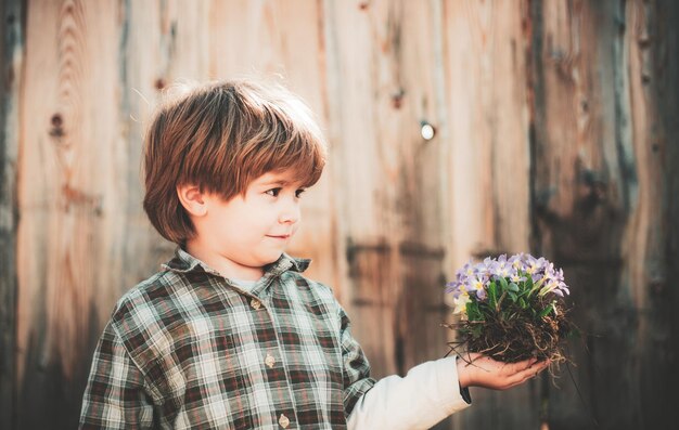 Outils de jardin Enfant Agriculteur plantant dans le potager Enfance insouciante