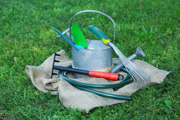 Photo outils de jardin sur fond d'herbe verte