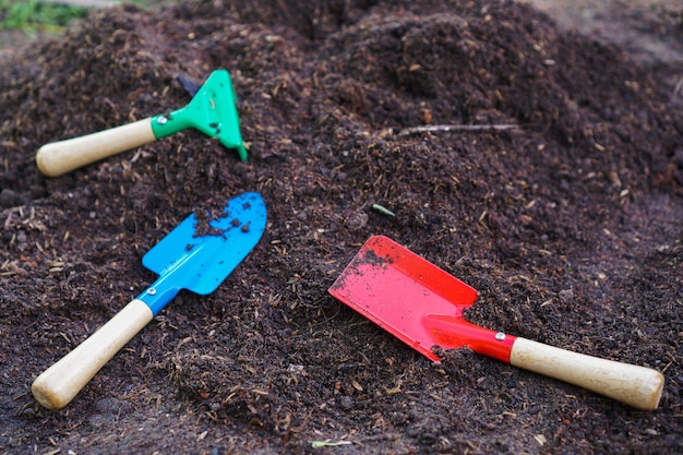 Outils de jardinage colorés dans le sol Accessoires de jardin colorés