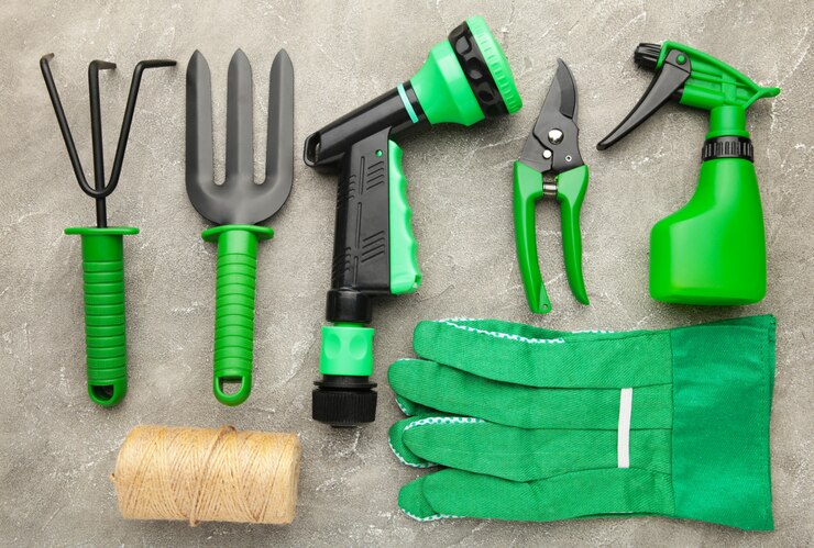 Outils de jardinage sur fond de béton gris