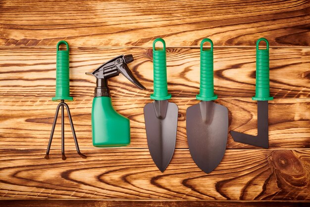 Outils de jardinage sur fond de bois mise à plat