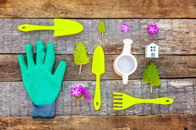 Outils de jardinage sur fond de bois