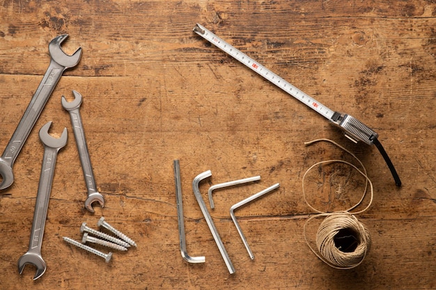 Outils à main sur un fond de bois sombre