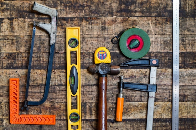 Les outils à main sont sur la table en bois