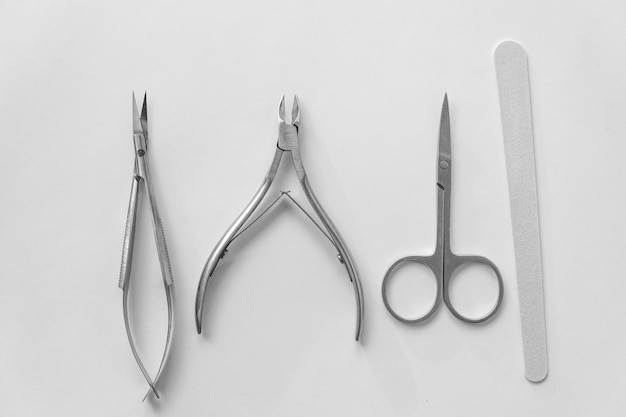 Outils de manucure professionnels sur ensemble de manucure fond jaune