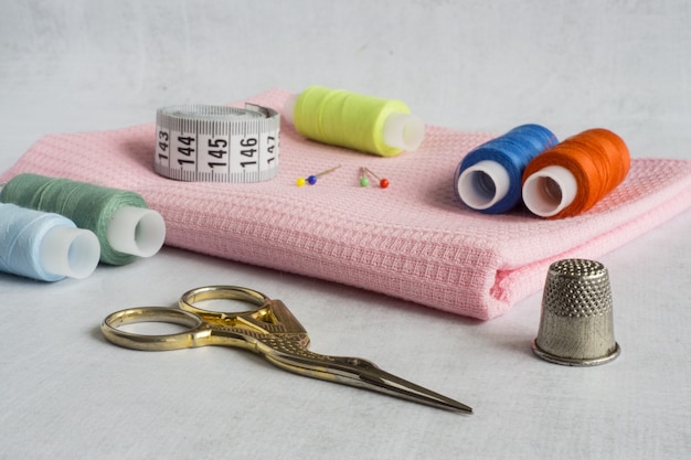 Outils et matériel de couture ciseaux fils épingles mètre ruban