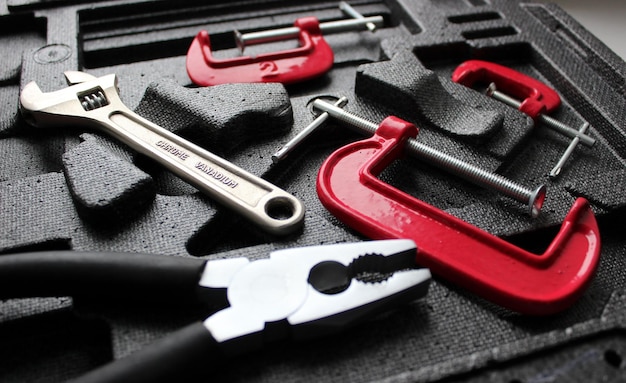 Photo outils mécaniques pour la compression, la tenue et le serrage des pièces de production dans l'ordre sur le plateau de stockage