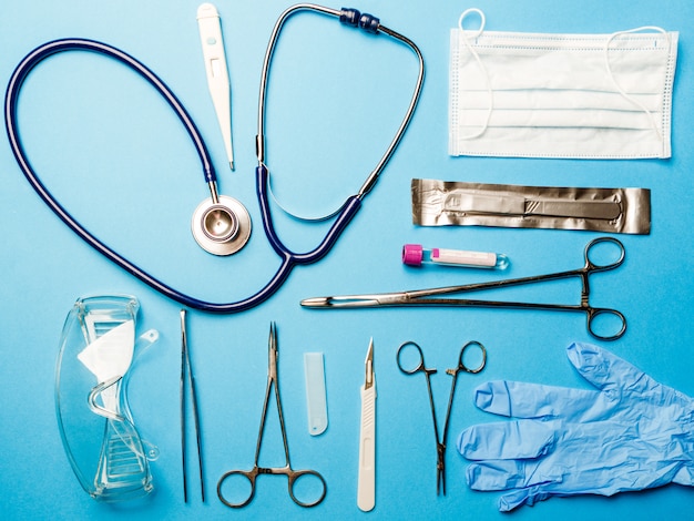 Outils de médecin sur la surface bleue.