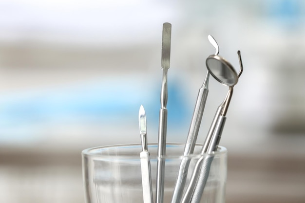 Outils médicaux de dentiste en verre