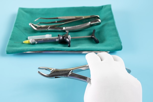 Outils médicaux de dentisterie forcept supérieur inférieur sur fond bleu