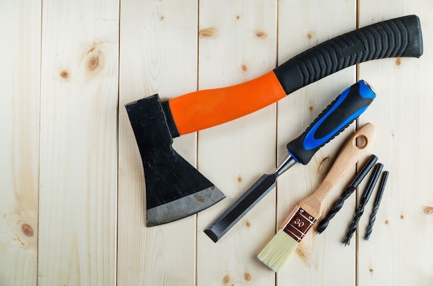 Photo outils de menuisier ou de menuisier usagés sur un bureau en bois