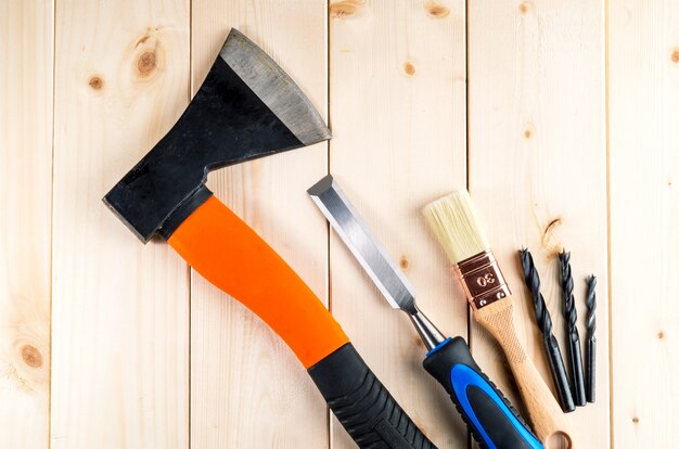 Photo outils de menuisier ou de menuisier usagés sur un bureau en bois