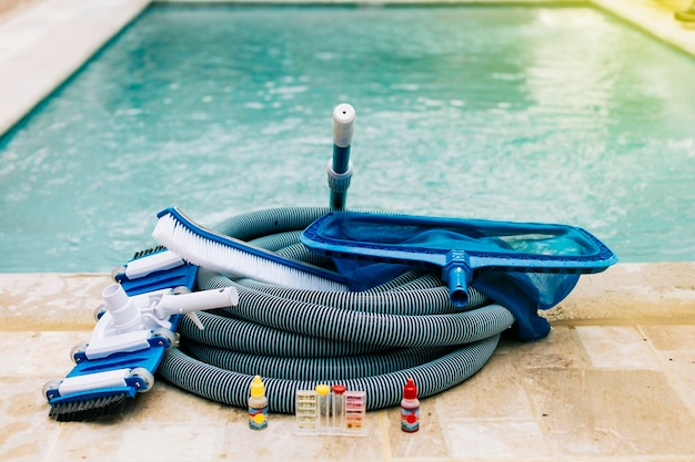 Outils De Nettoyage Et D'entretien De La Piscine Image Du Kit De Nettoyage  Et D'entretien De La Piscine Aspirateur Test De Ph Ramasse-feuilles Et  Balayeuse De Piscine