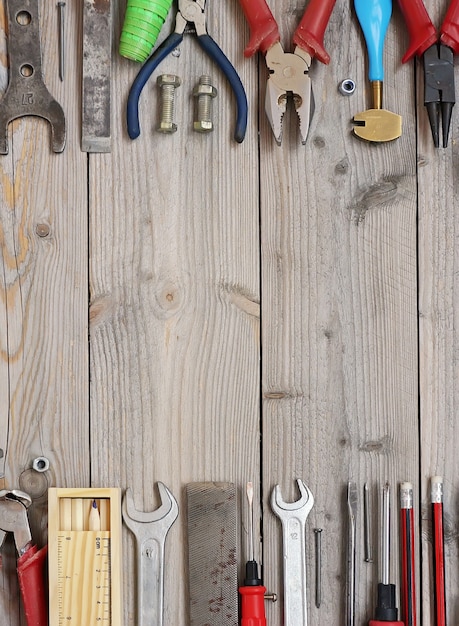 Outils sur un plancher en bois, vue de dessus