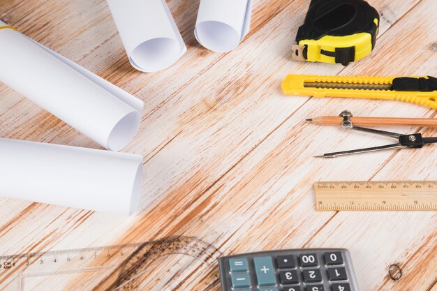 Outils pour concevoir une maison sur une table en bois