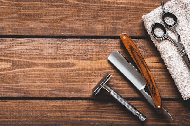 Outils pour couper la vue de dessus de barbe barbier sur fond de bois