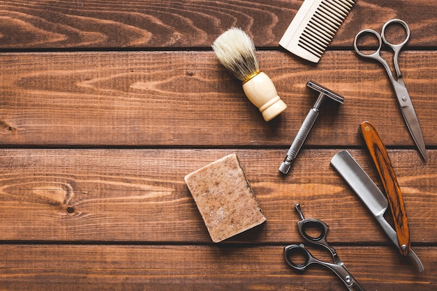 Outils pour couper la vue de dessus de barbe barbier sur fond de bois