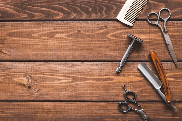 Outils pour couper la vue de dessus de barbe barbier sur fond de bois