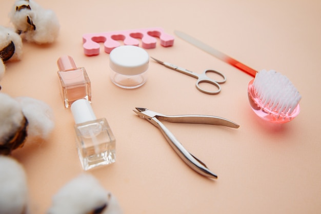 Outils pour créer et pour le traitement des ongles sur une surface rose. Concept de soins des ongles