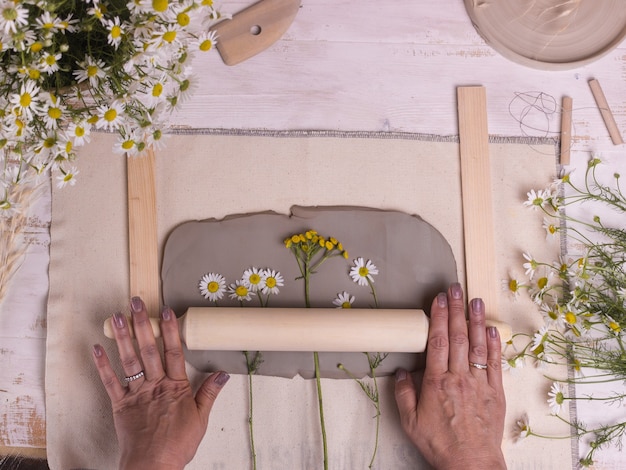 Photo outils pour faire de la poterie sur une table en bois