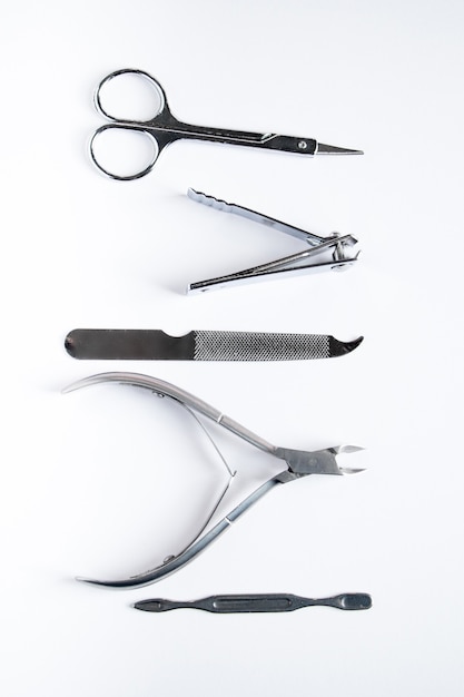 Outils pour la manucure et le soin des ongles sur fond blanc.