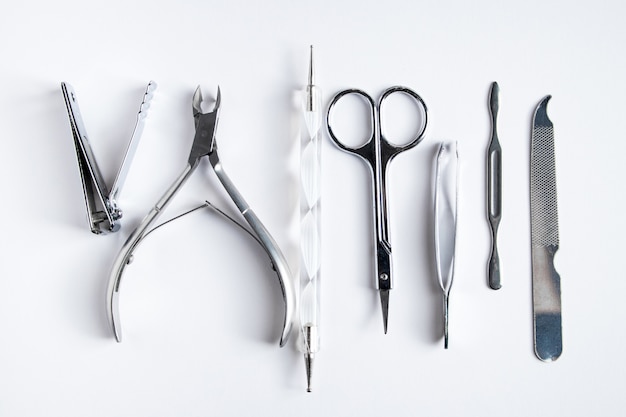 Outils pour la manucure et le soin des ongles sur fond blanc.