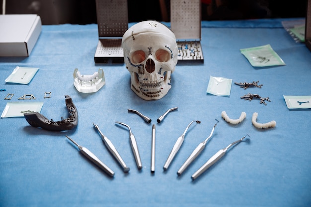 Outils professionnels pour la stomatologie et la chirurgie maxillo-faciale.