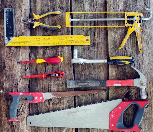 Photo outils de réparation d'atelier sur la table en bois