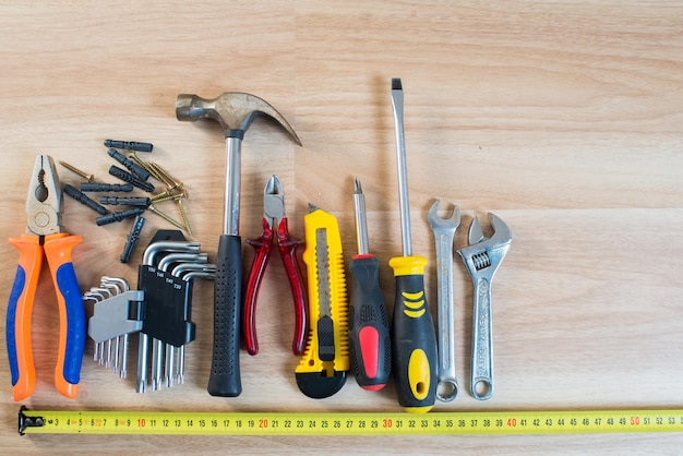 Outils de réparation ou de construction sur fond de bois