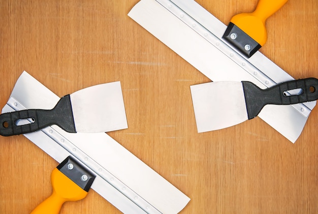 Outils de réparation à domicile. Spatules sur fond en bois.