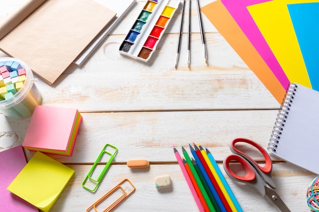 Outils scolaires sur un fond en bois