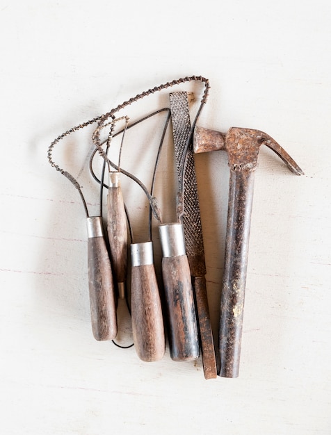 Outils de sculpture. Outils d&#39;art et d&#39;artisanat sur fond blanc.