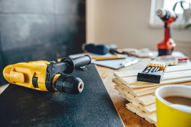 Outils sur la table à la maison