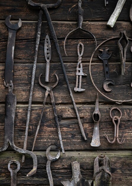 Outils De Travail Accrochés Au Mur En Bois.