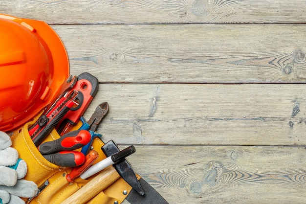 Outils de travail assortis sur table en bois