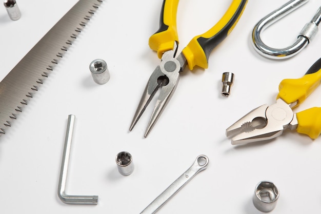 Outils de travail ou de construction assortis