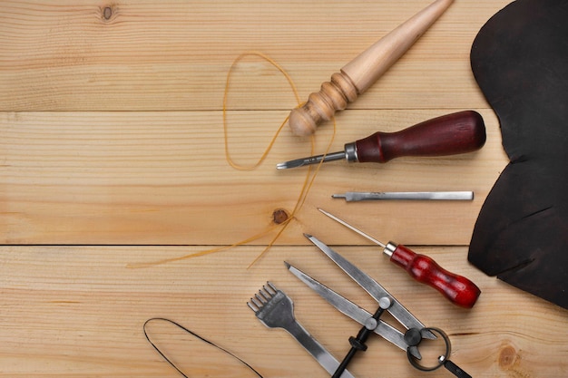 Outils de travail du cuir. Vue d'en-haut. Copiez l'espace.