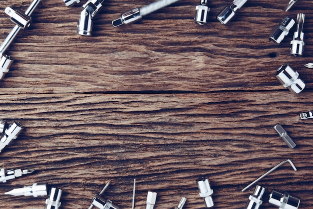 Photo des outils de travail sur fond de table en bois se bouchent